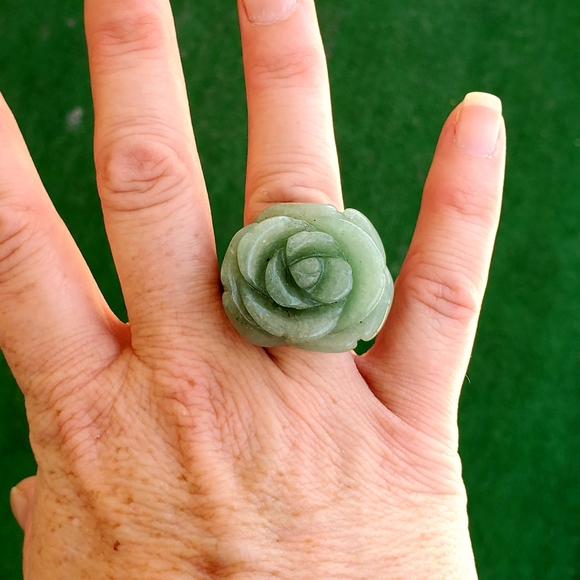 New Hand Carved Flower Green Aventurine Ring. - Picture 7 of 12